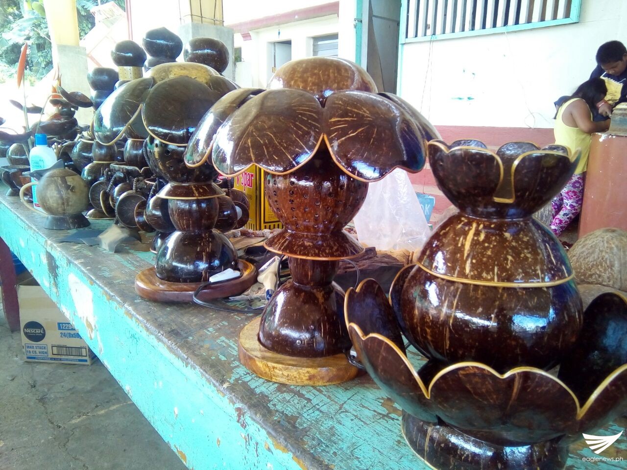 Iba't ibang produkto na gawa sa bao ng niyog lalong pinaunlad ng mga